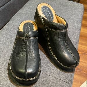Born Clogs Women’s Size 8 Black Pebbled Leather Slip On Mules Clogs